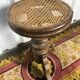Tabouret de piano en noyer et cannage