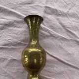 Vase en laiton doré ciselé motif floral