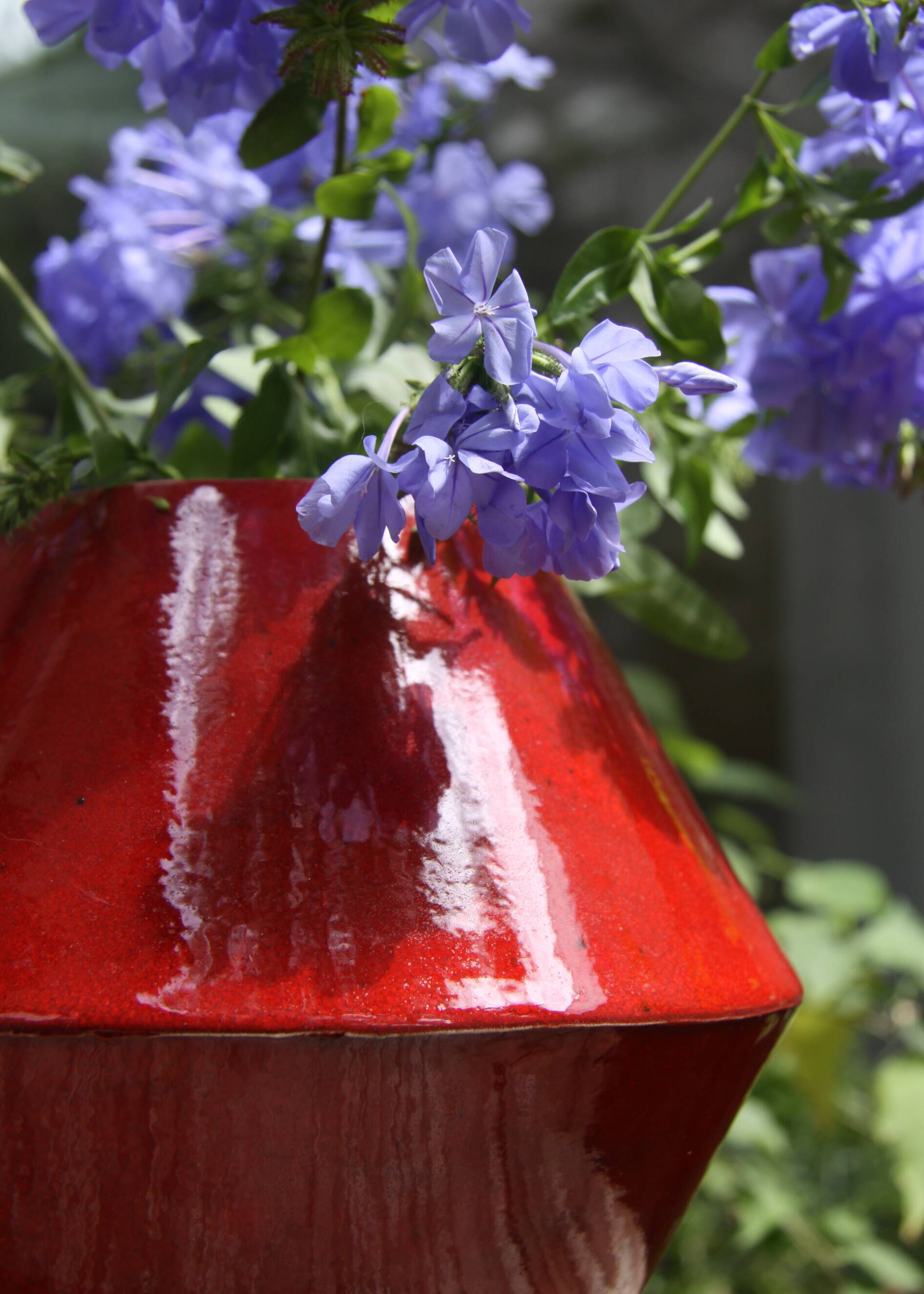 Vase en faënce rouge forme losange