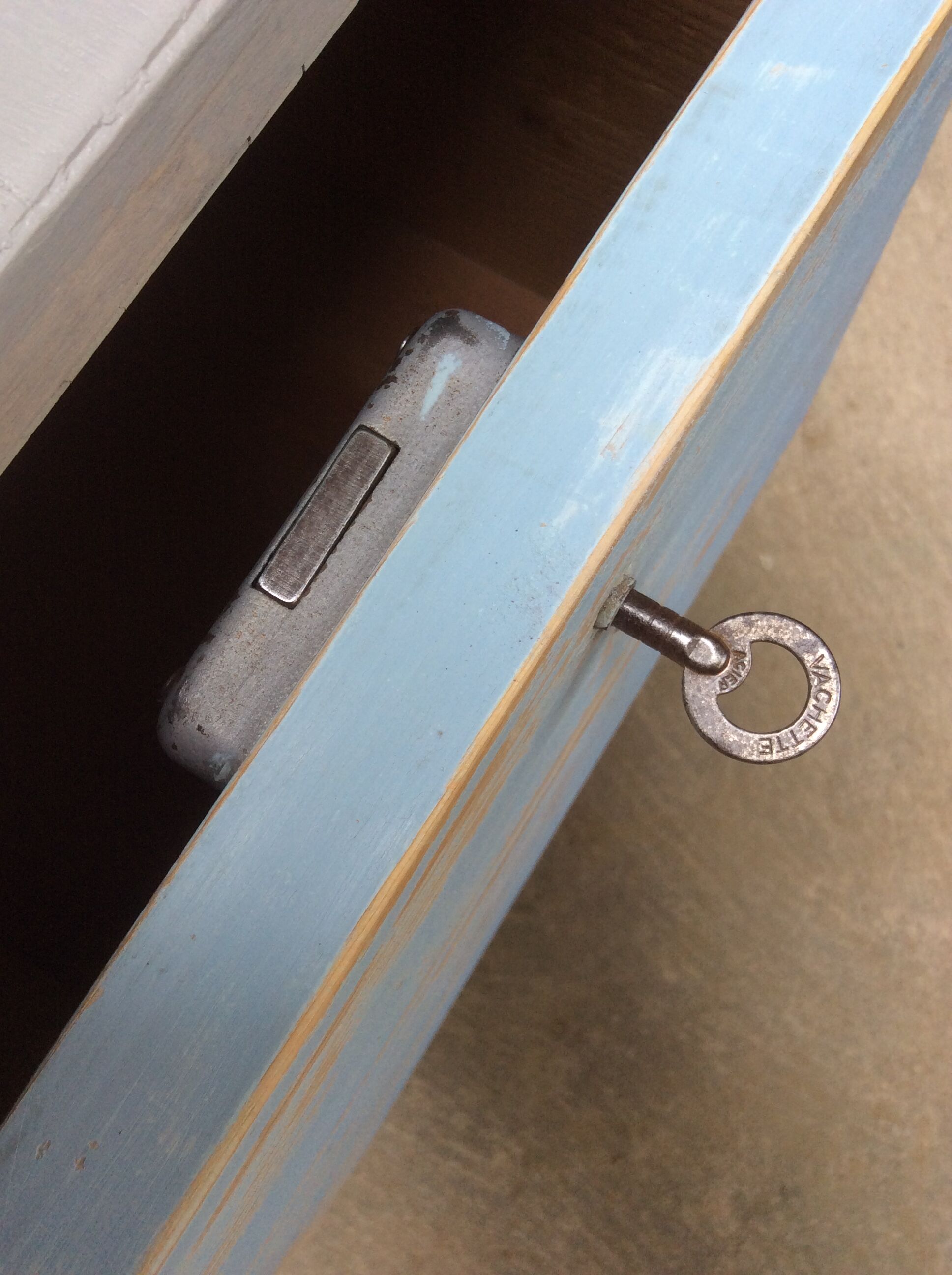 Small set-up with drawers