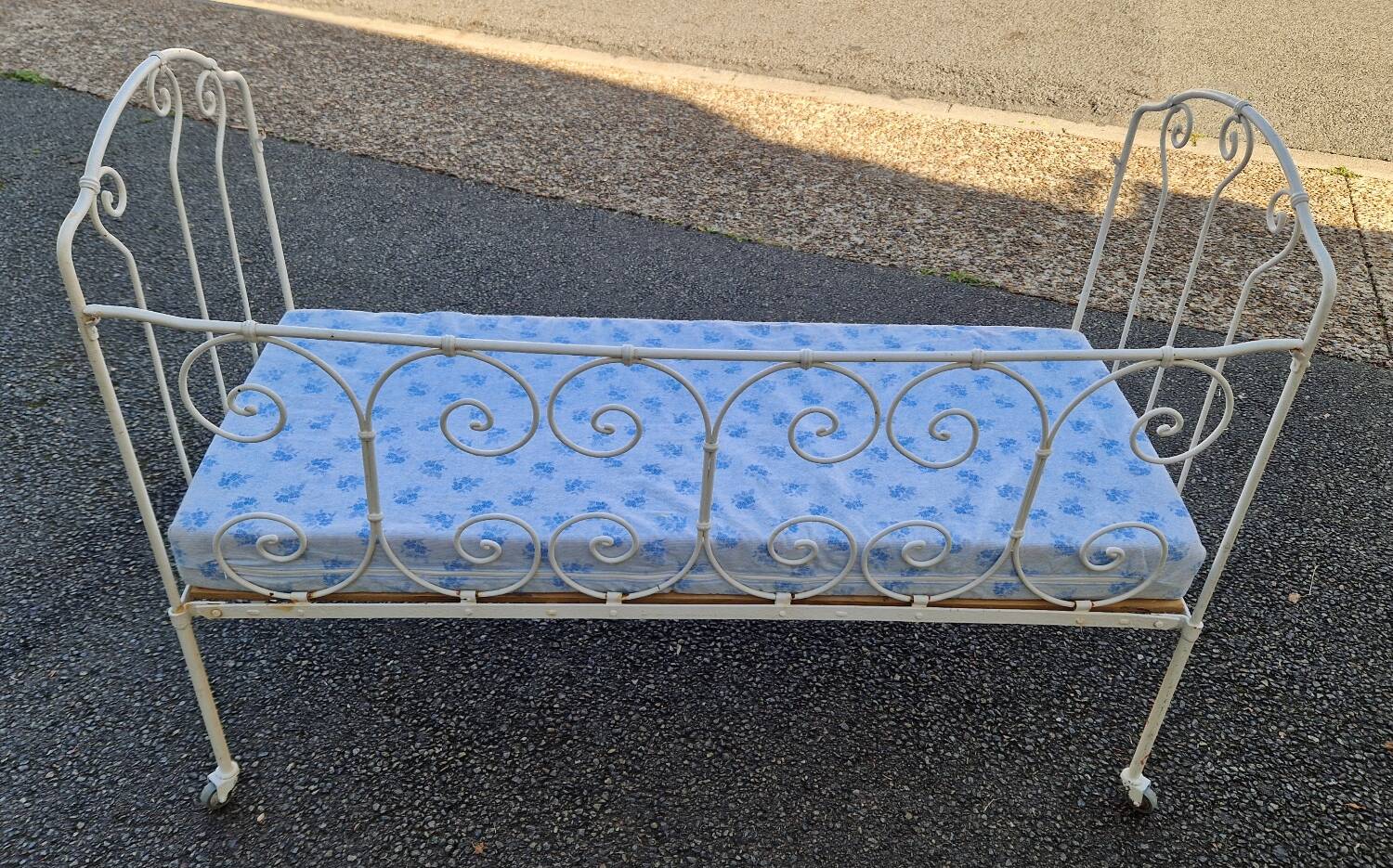 bed child iron bench