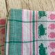 Torchon vintage "cochon et pomme" vert - 50x70cm - métis