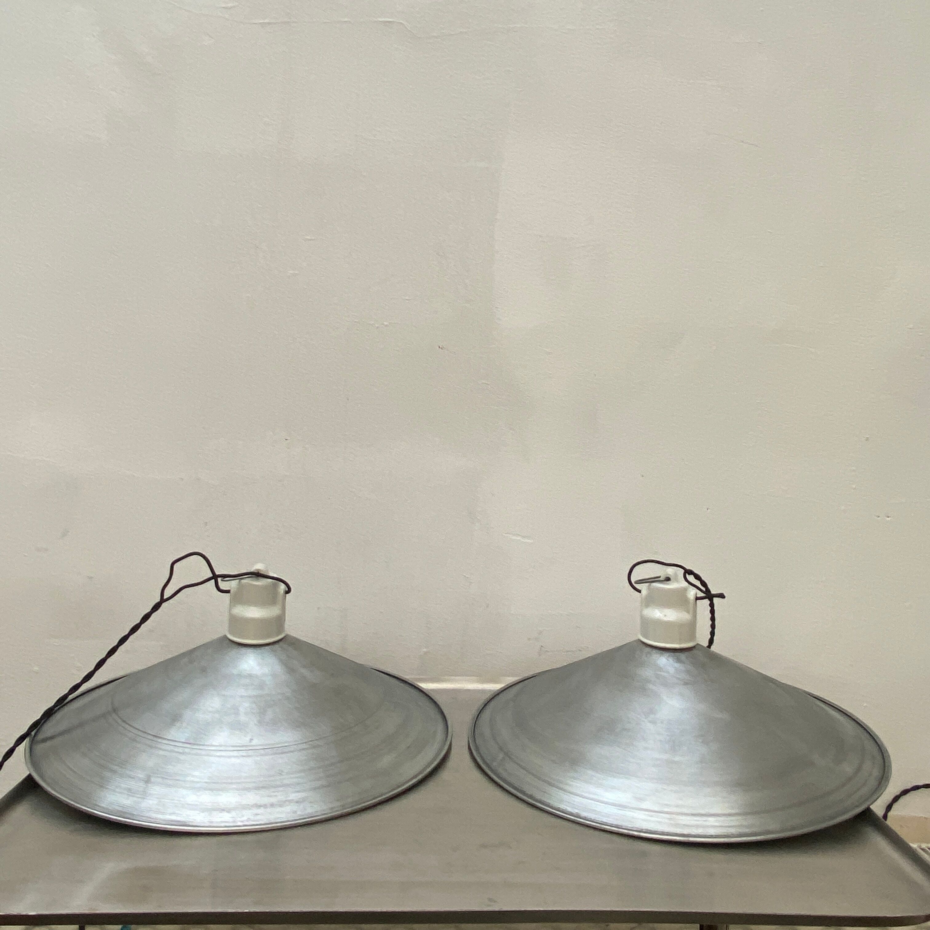 Lot 2 industrial suspensions in acier 36 cm