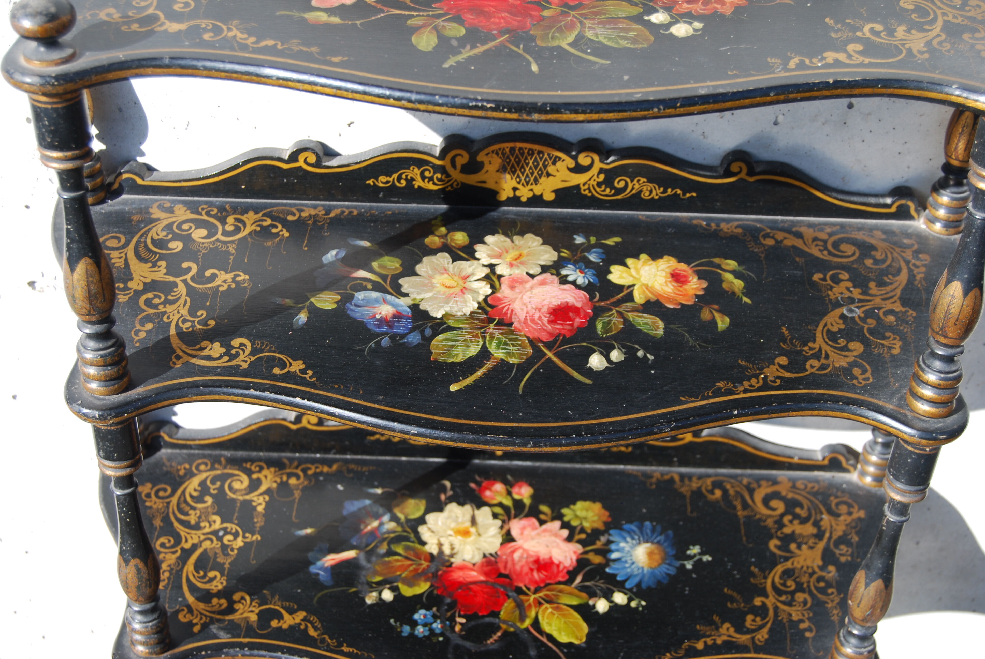 Étagère murale Napoléon III en bois noirci à décor de fleurs.