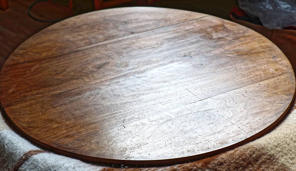 3-legged pedestal table in solid fruit wood