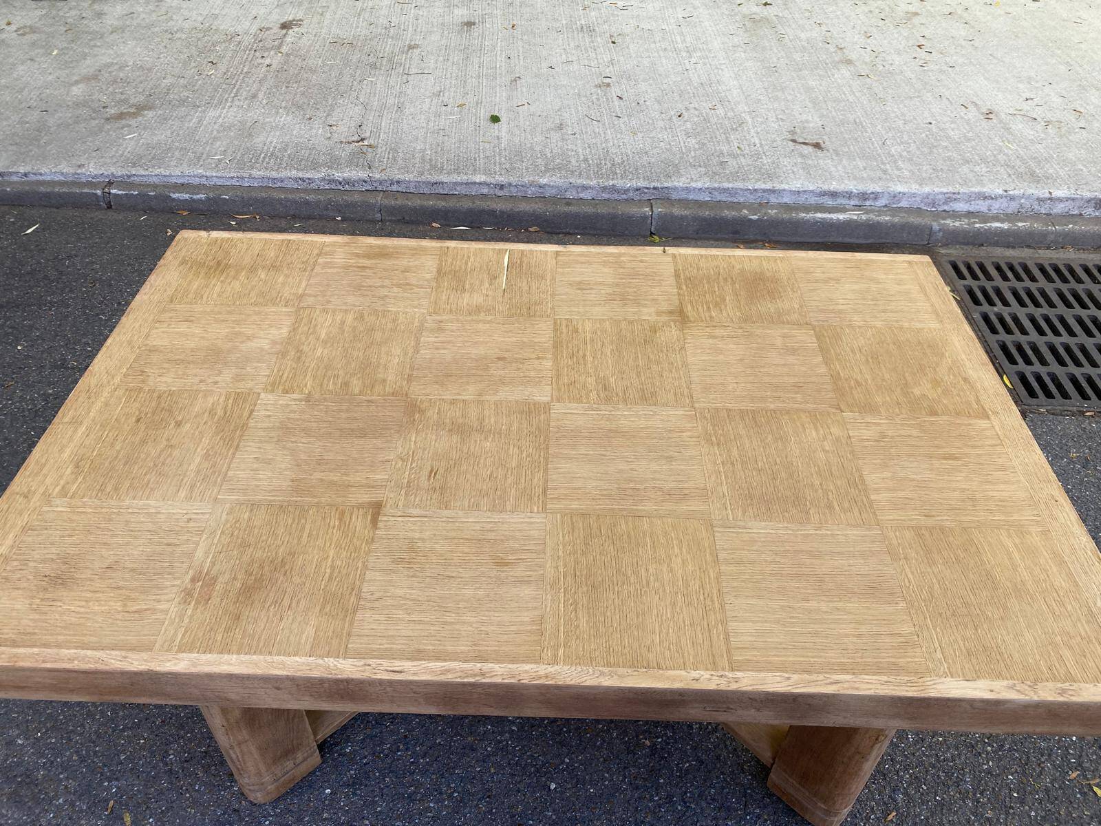 Table à manger brutaliste extensible décapée en chêne campagne chic 1950