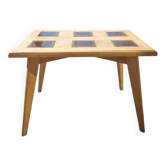 Vintage coffee table with tapered legs.