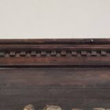 Une paire de frontons de porte très anciens