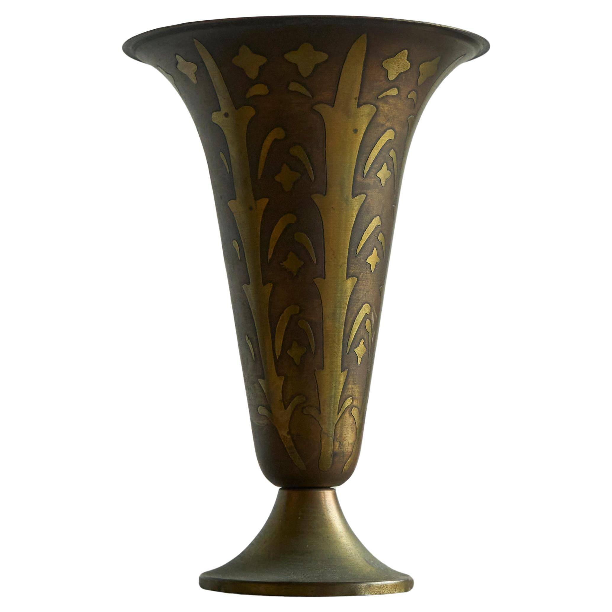Art Deco fluted vase in patinated metal and brass from the 1930s.