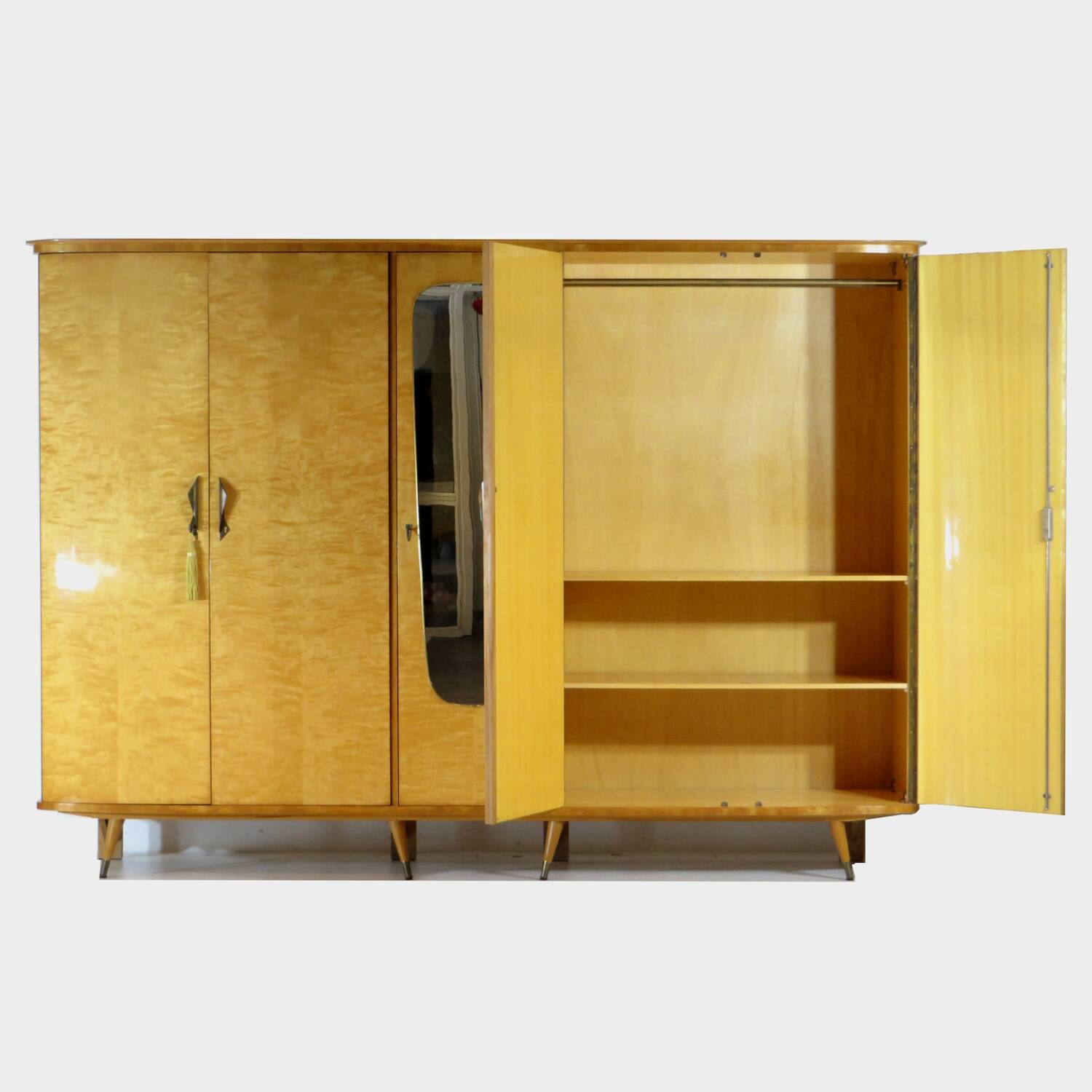 Grande armoire moderne à 5 portes du milieu du siècle en érable flammé, années 1950