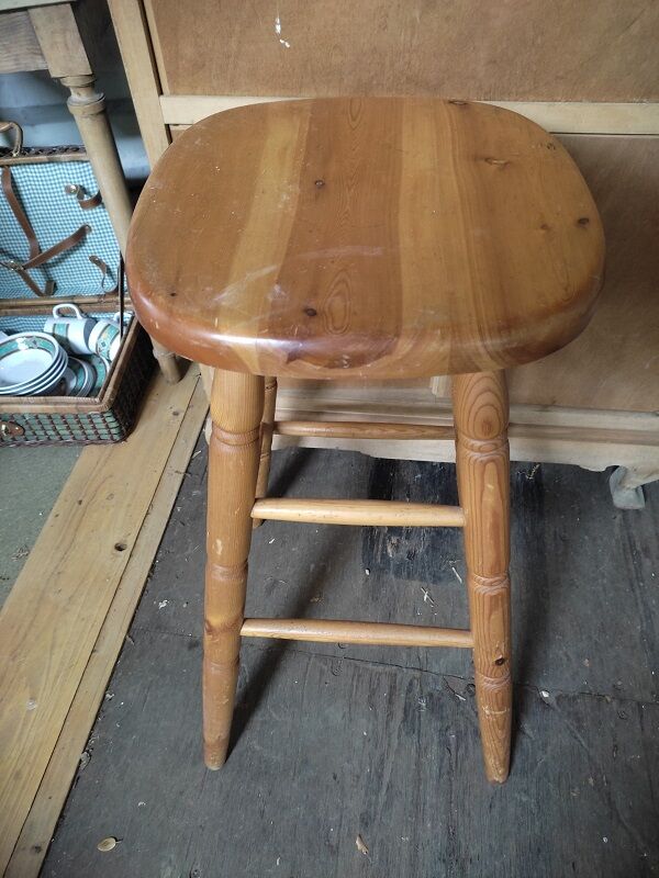 Top bar stool in patinated wooden square seat