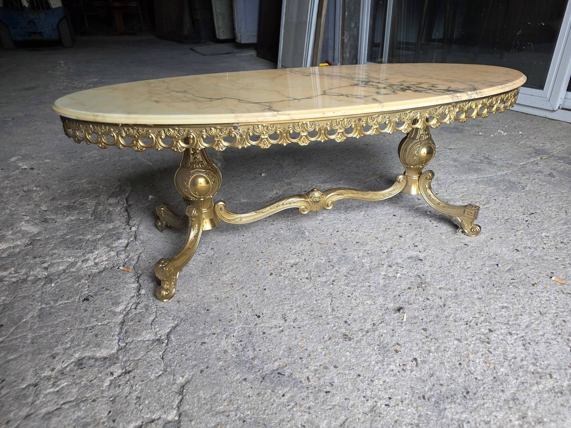 Table basse en bronze et marbre années 1960
