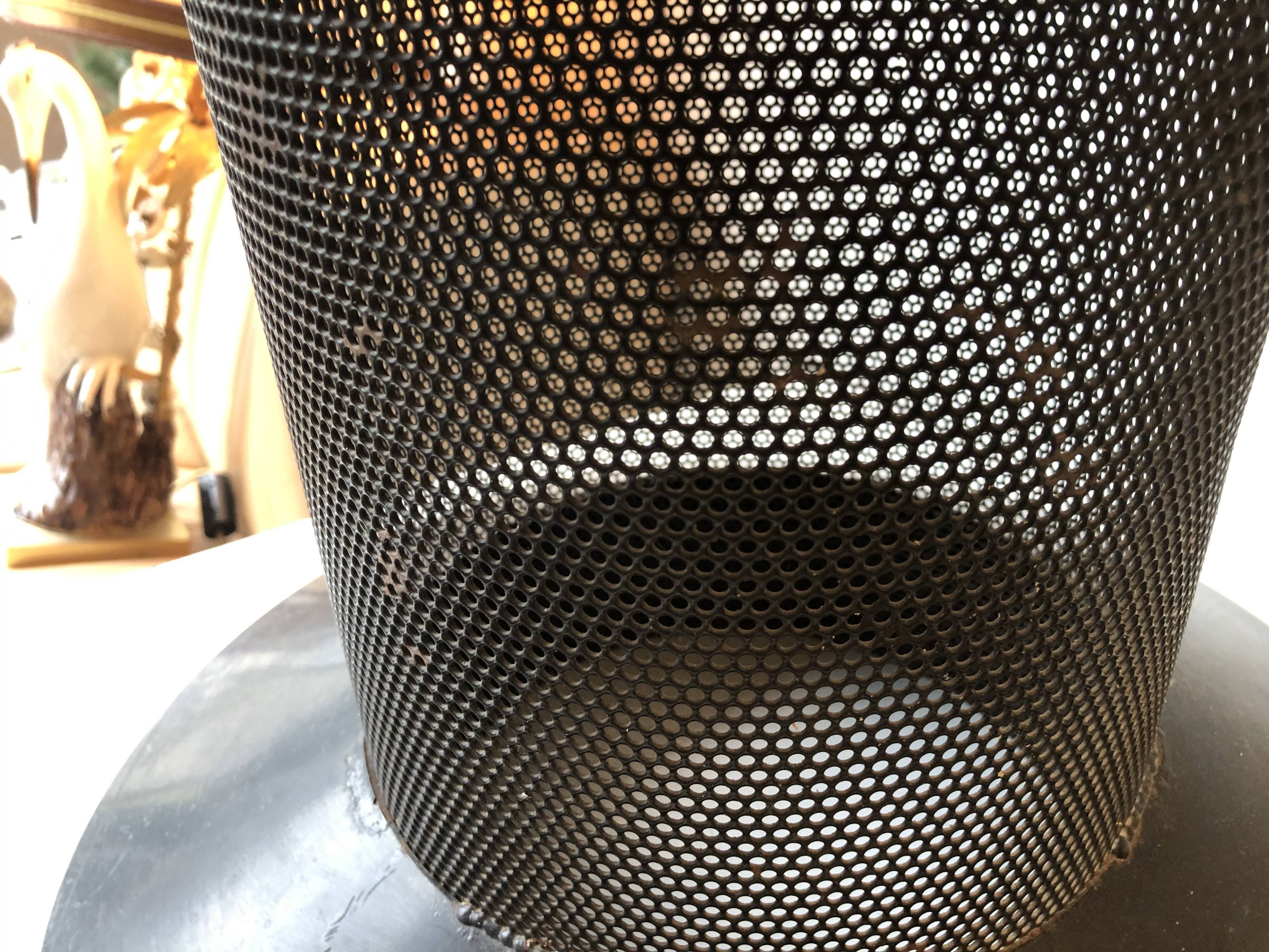Tabouret ou pouf vintage en tôle perforée vers 1950