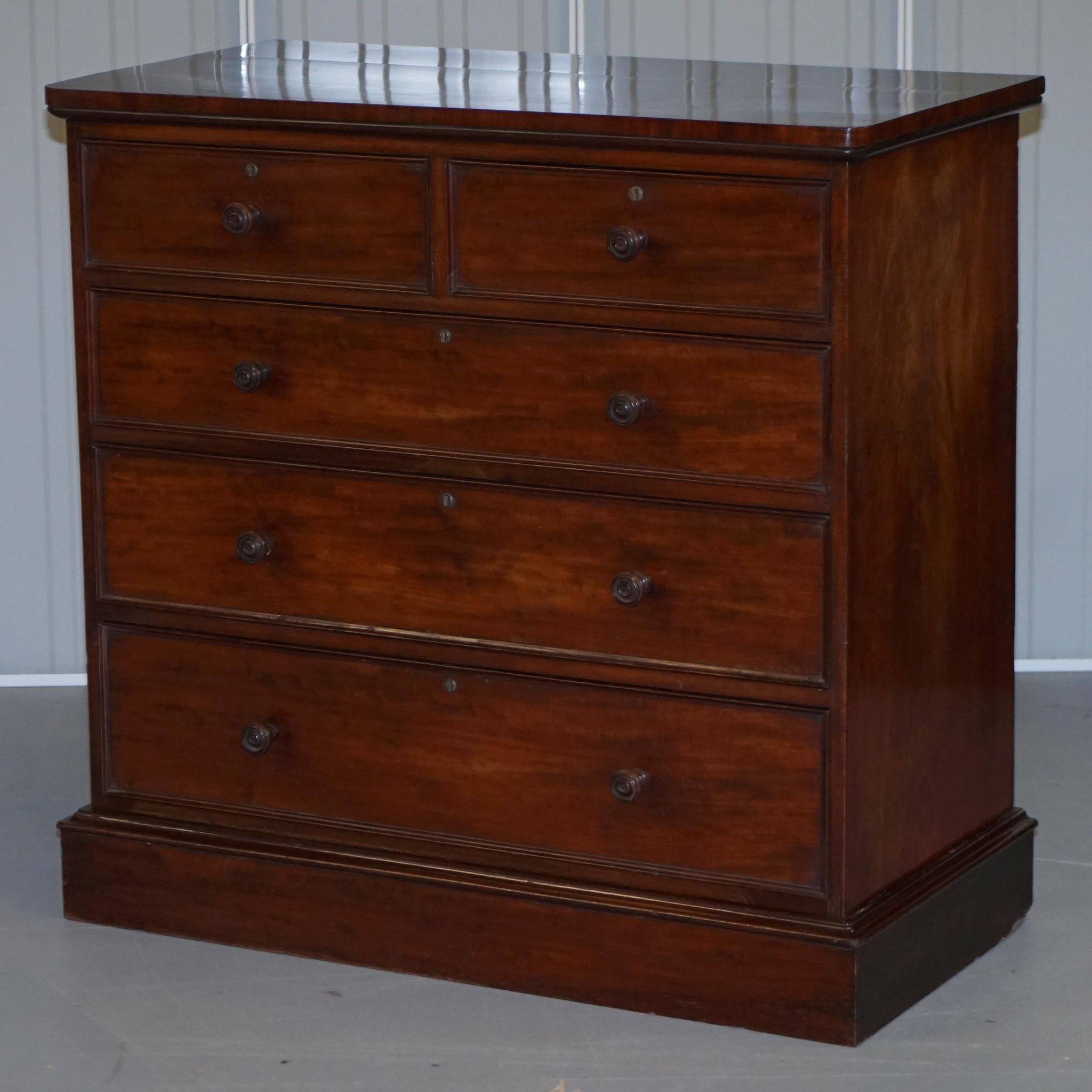 Commode circa 1760 Thomas Wilson in hardwood.