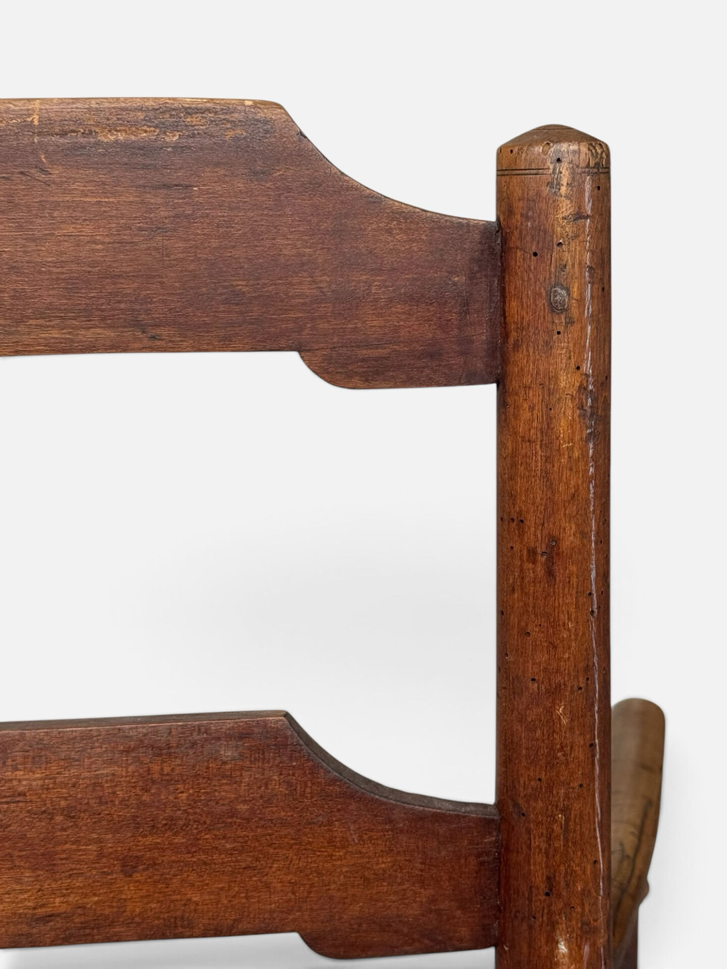 Antique rustic armchair in walnut and leather, 18th century.