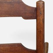 Fauteuil rustique ancien en noyer et cuir, 18e siècle