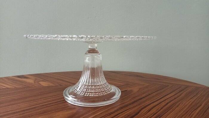 Serving dish on pedestal