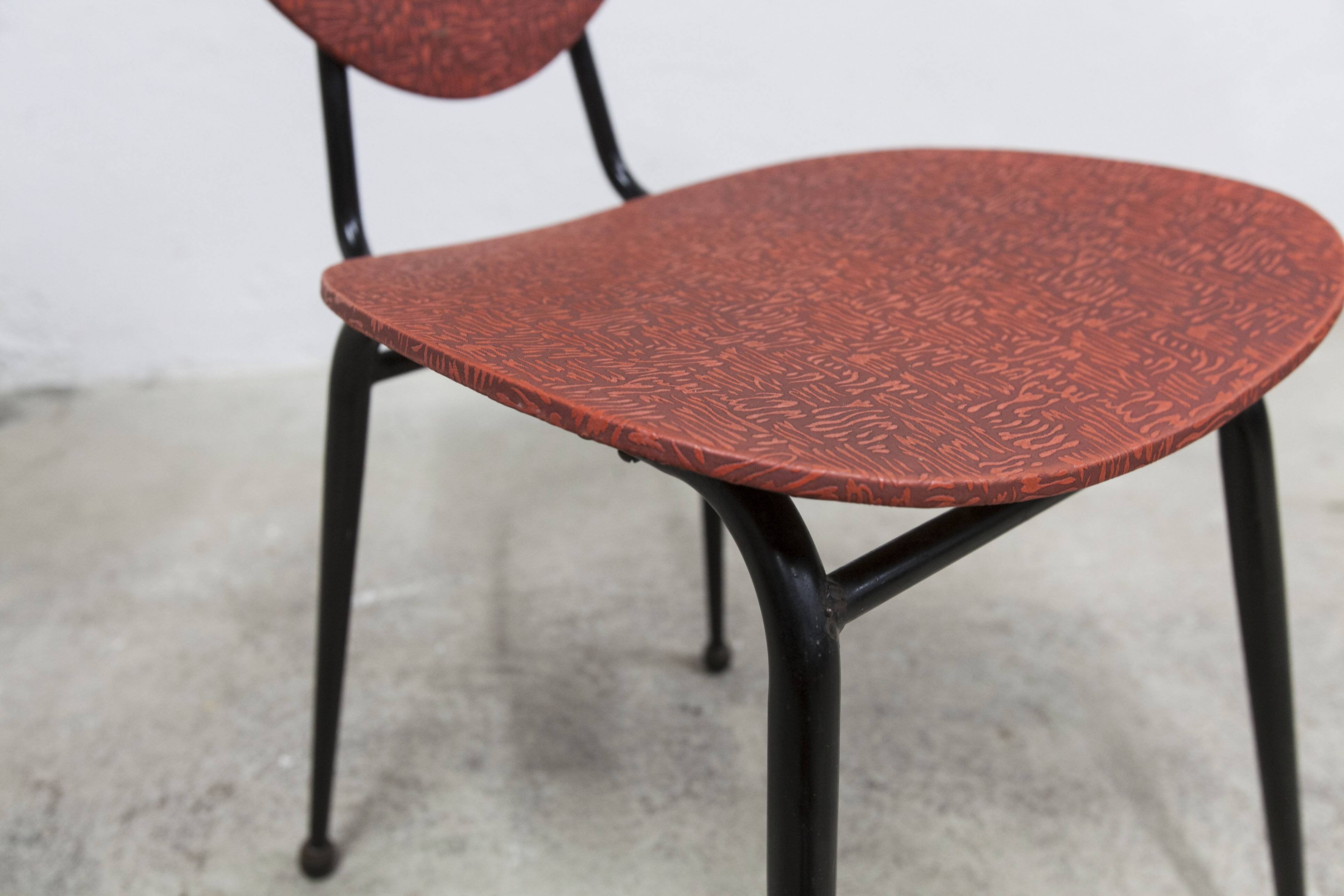 Vintage 70s chair in black lacquered metal and atypical red vinyl