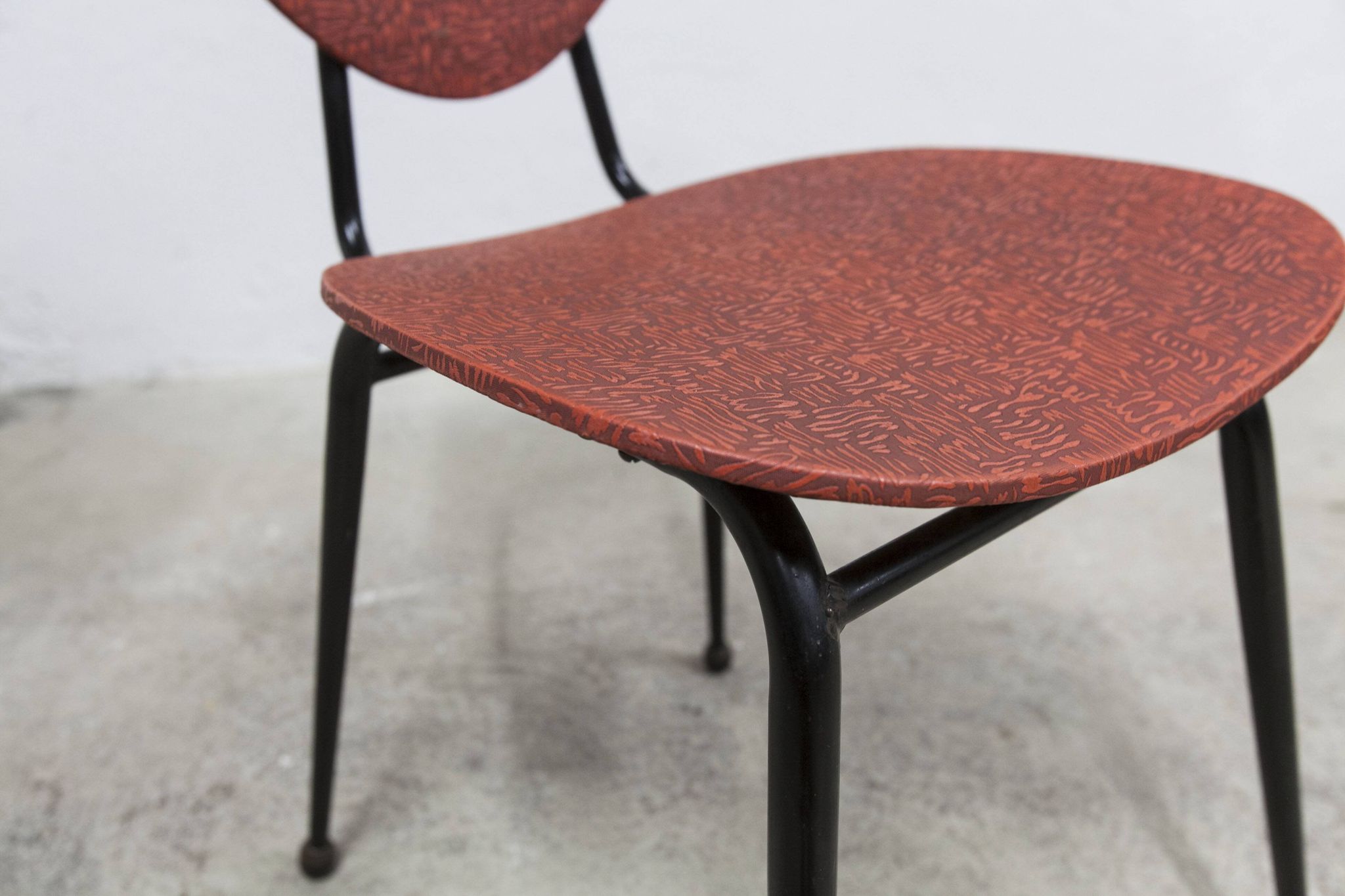 Vintage 70s chair in black lacquered metal and atypical red vinyl