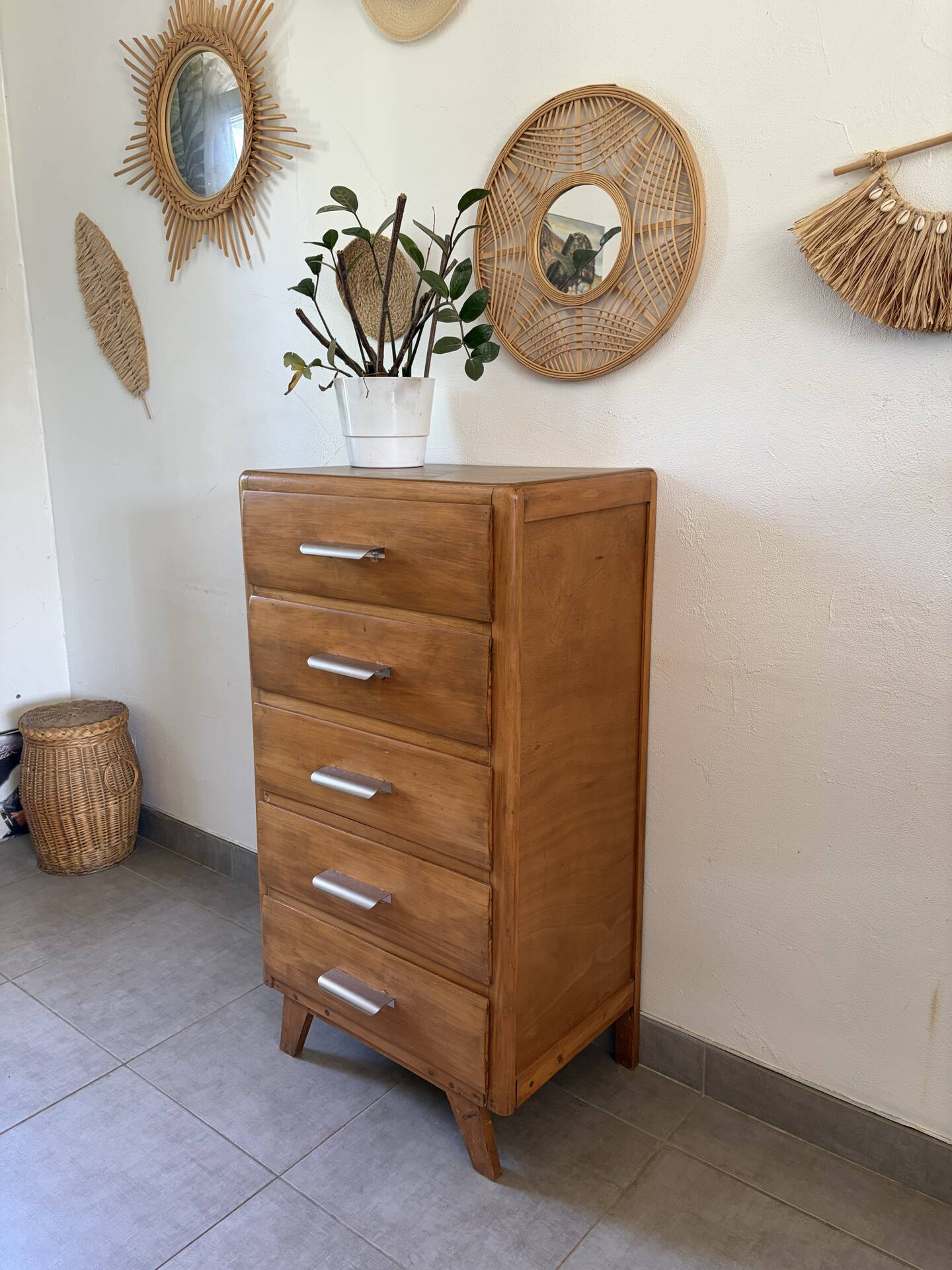 Vintage chest of drawers/commode from the 1960s.