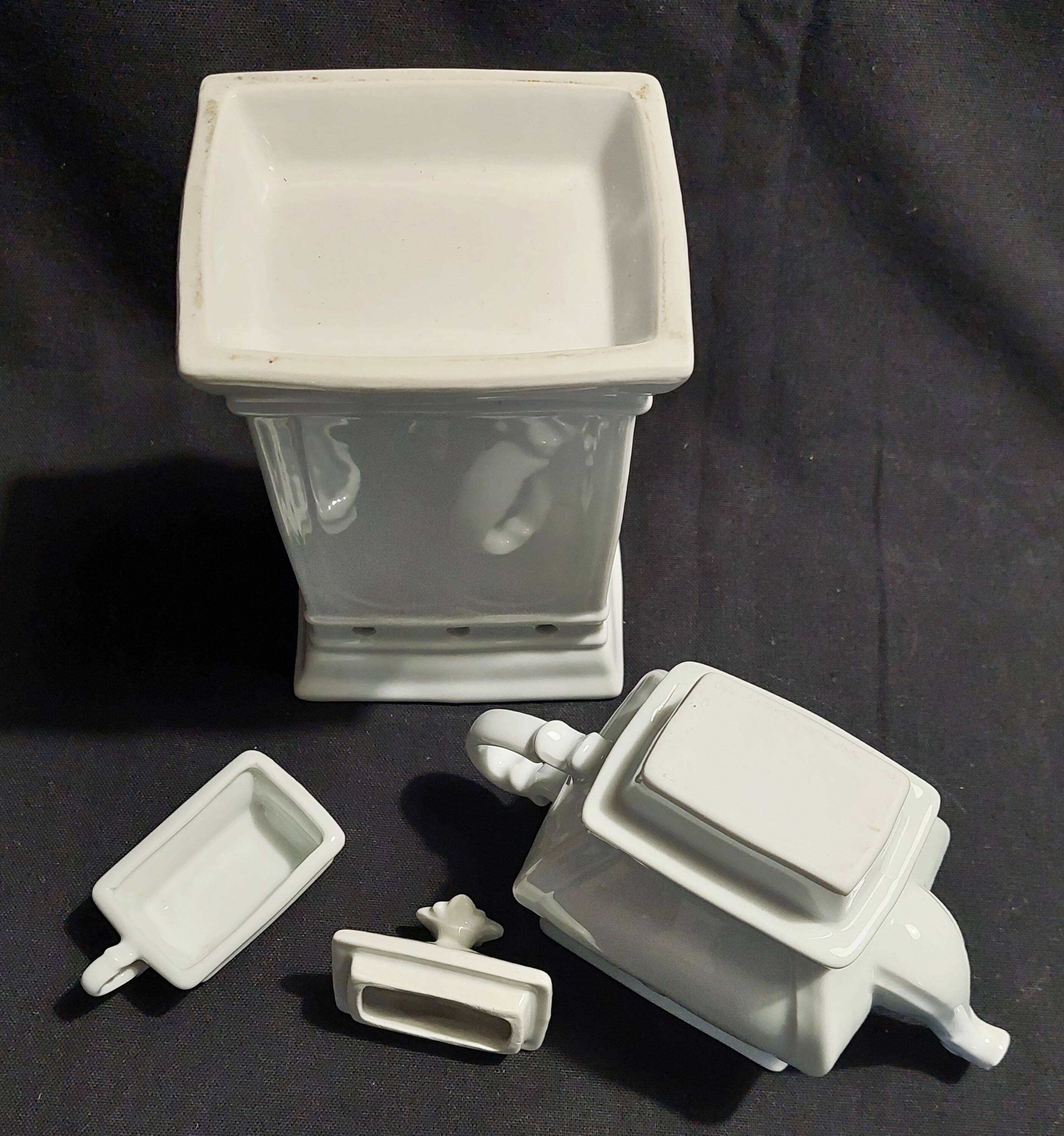 Complete Paris white porcelain teapot