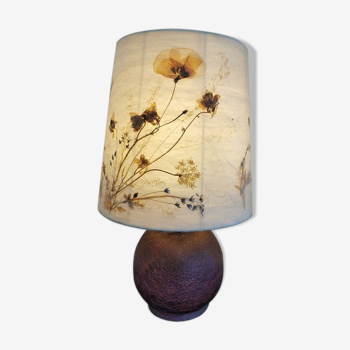 Lampe à poser en verre et abat jour en fleurs séchées.