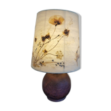 Lampe à poser en verre et abat jour en fleurs séchées.