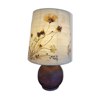 Lampe à poser en verre et abat jour en fleurs séchées.