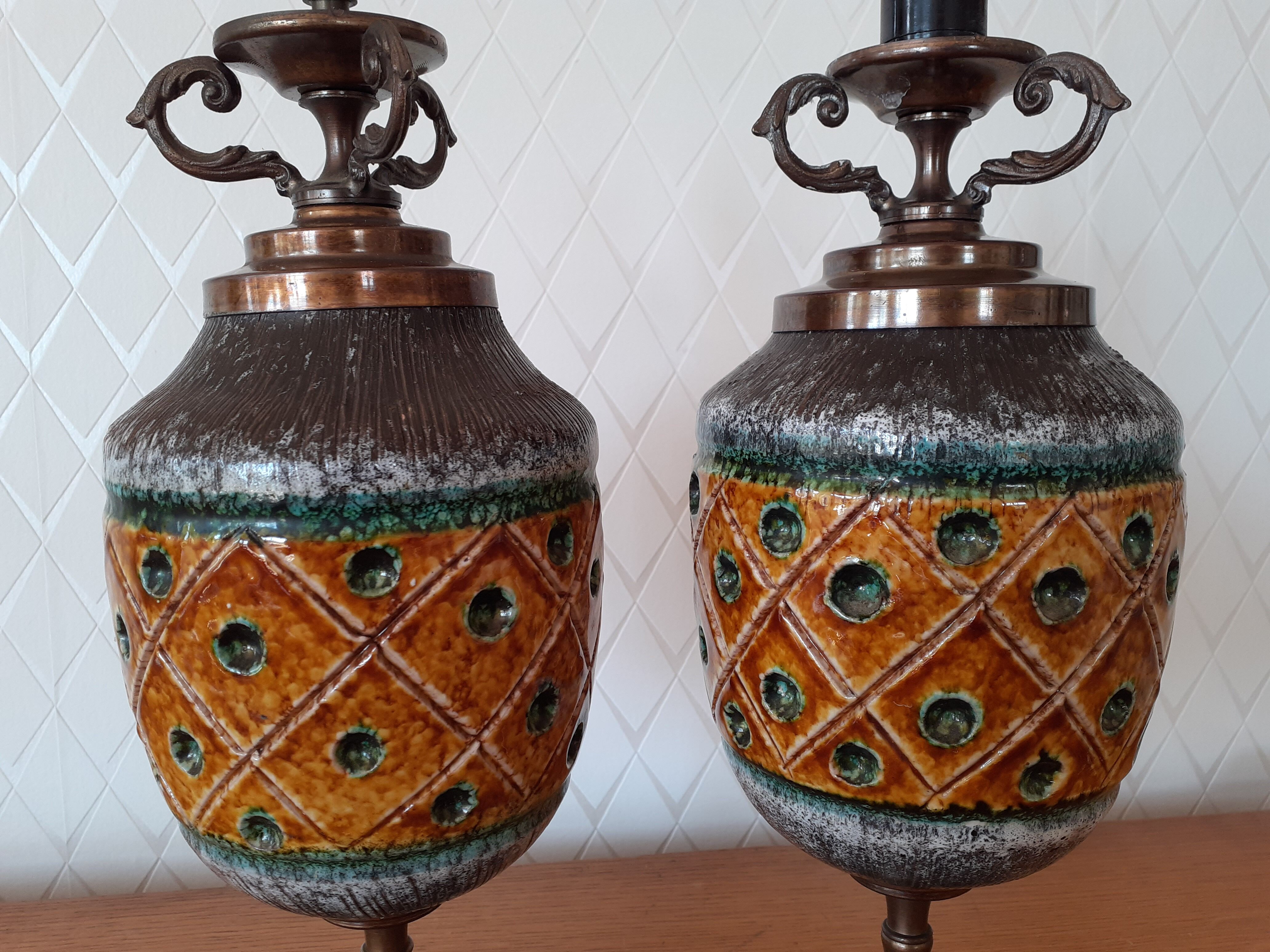 Pair of feet of vintage pineapple lamp