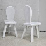 Paire de chaises tripodes, assises à la gouge. Brutalistes, circa 1960. Bois peint.