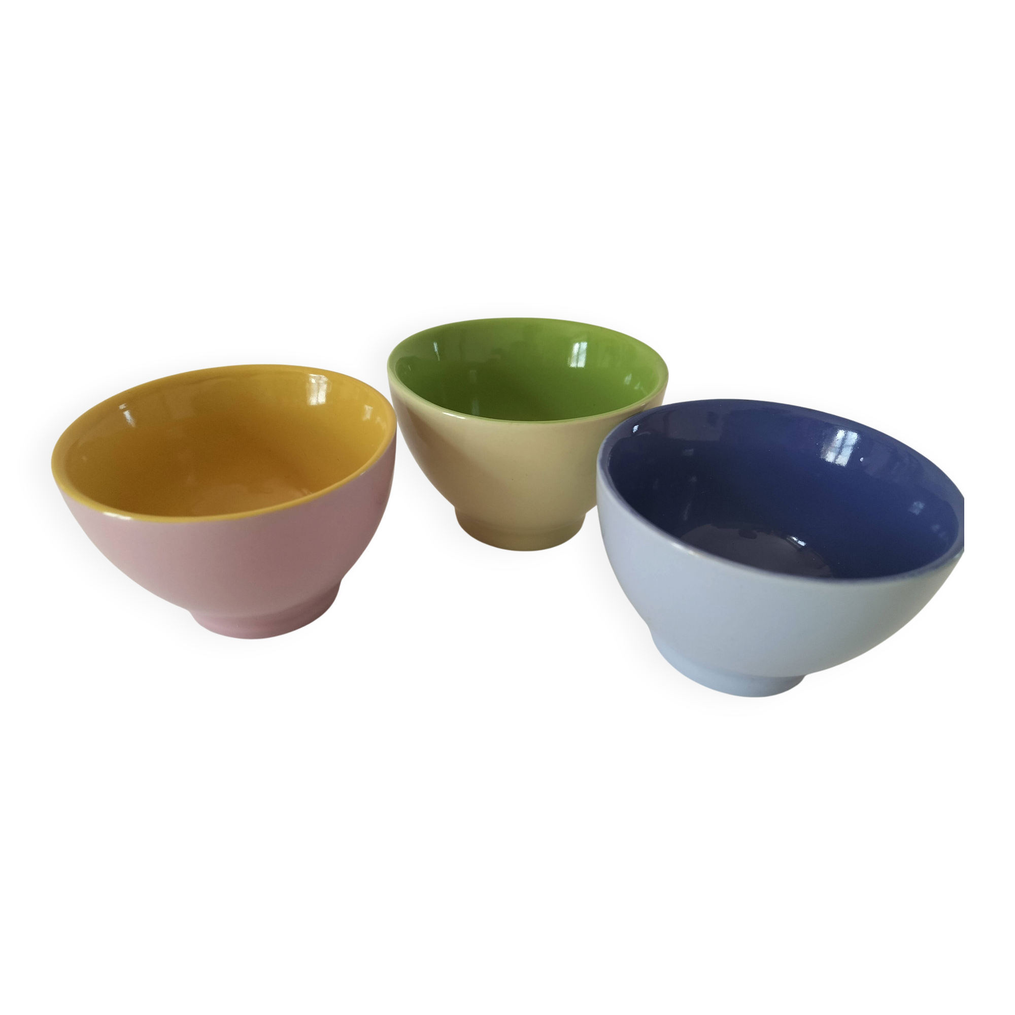 Set of three pastel two-tone mini bowls in glazed ceramic.