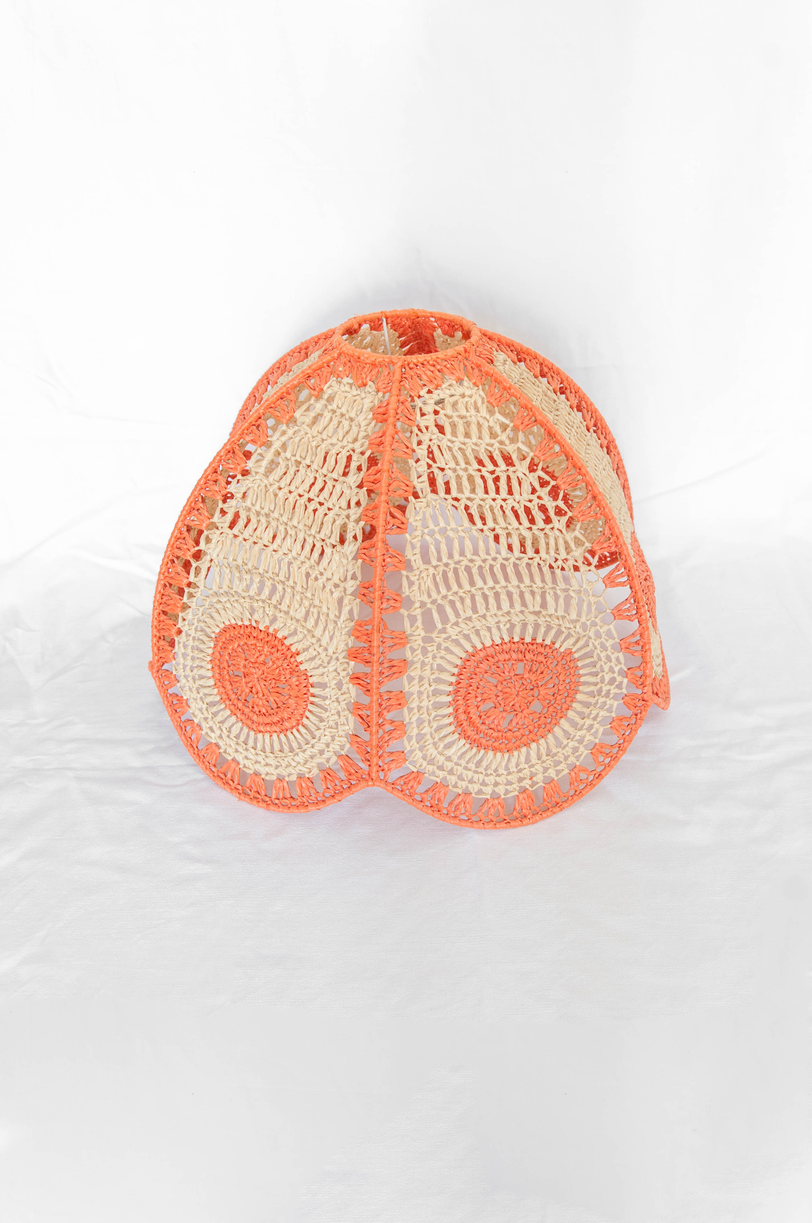 Vintage suspension in salmon pink wicker