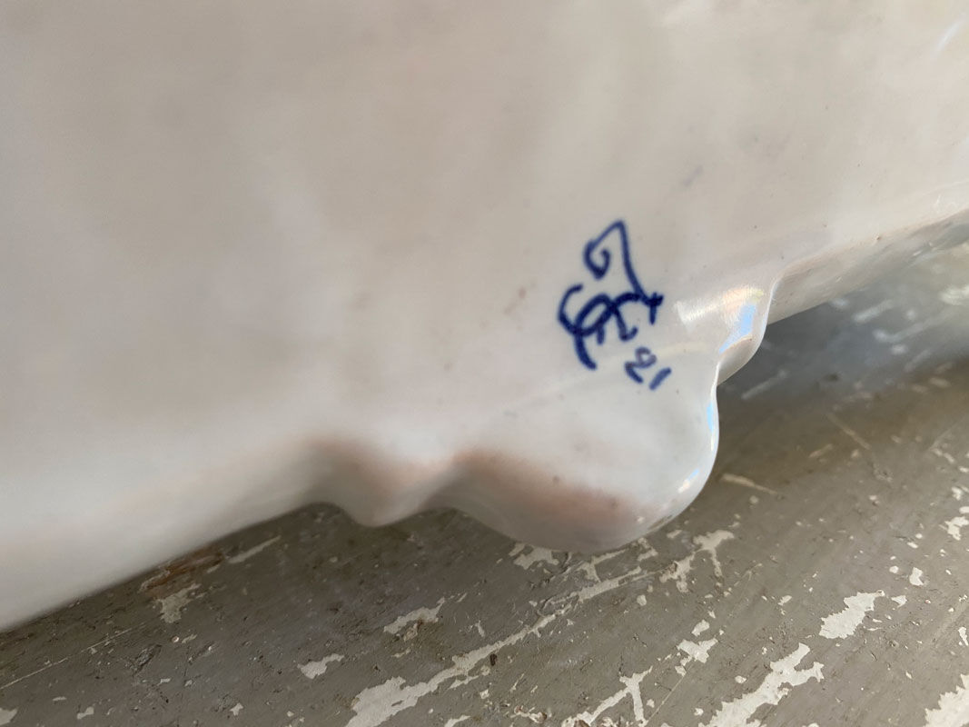 Large hollow dish / cut on feet