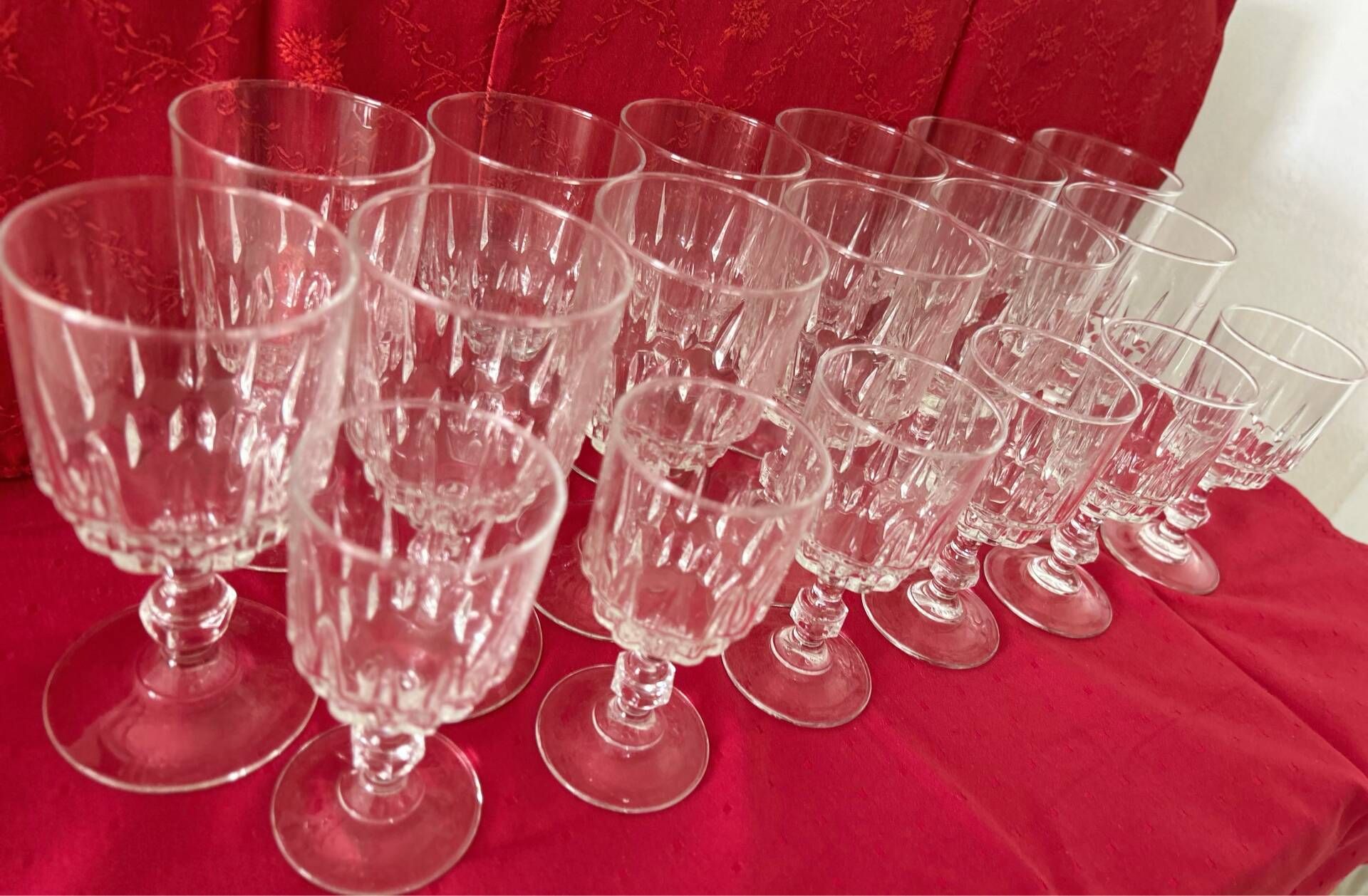 Superb set of 18 Cristal d’Arques glasses – 12 wine glasses + 6 tumblers
