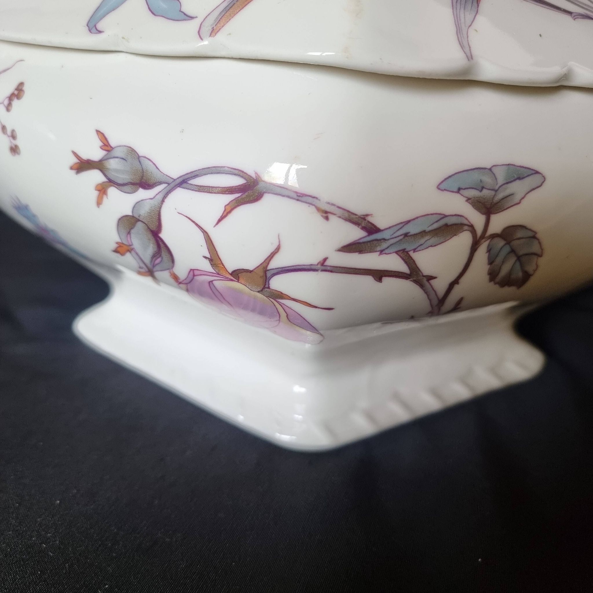 Antique porcelain tureen "Vieux Paris", 19th century, with shaped handles