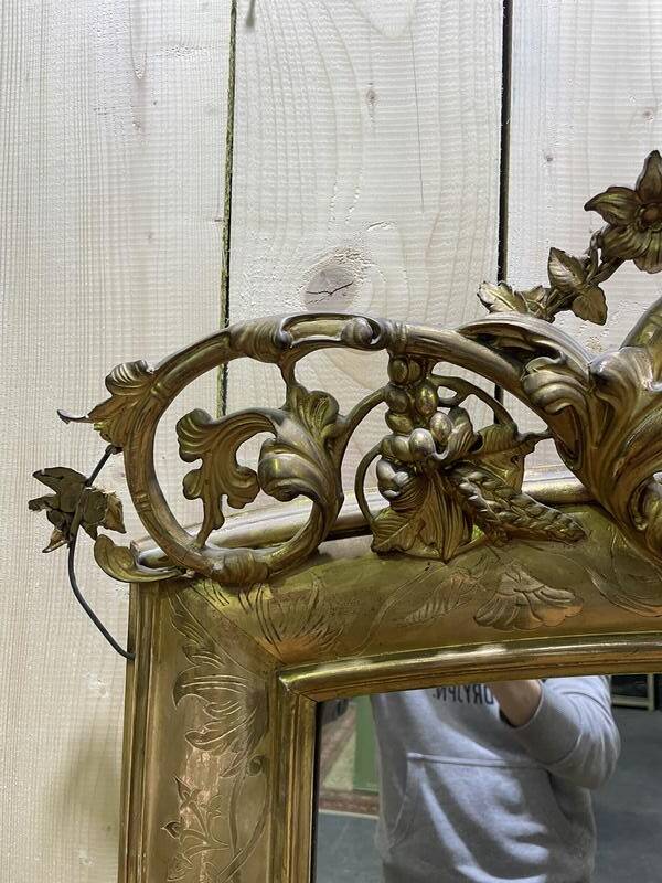 Miroir époque Napoléon III à fronton  à la feuille d'or