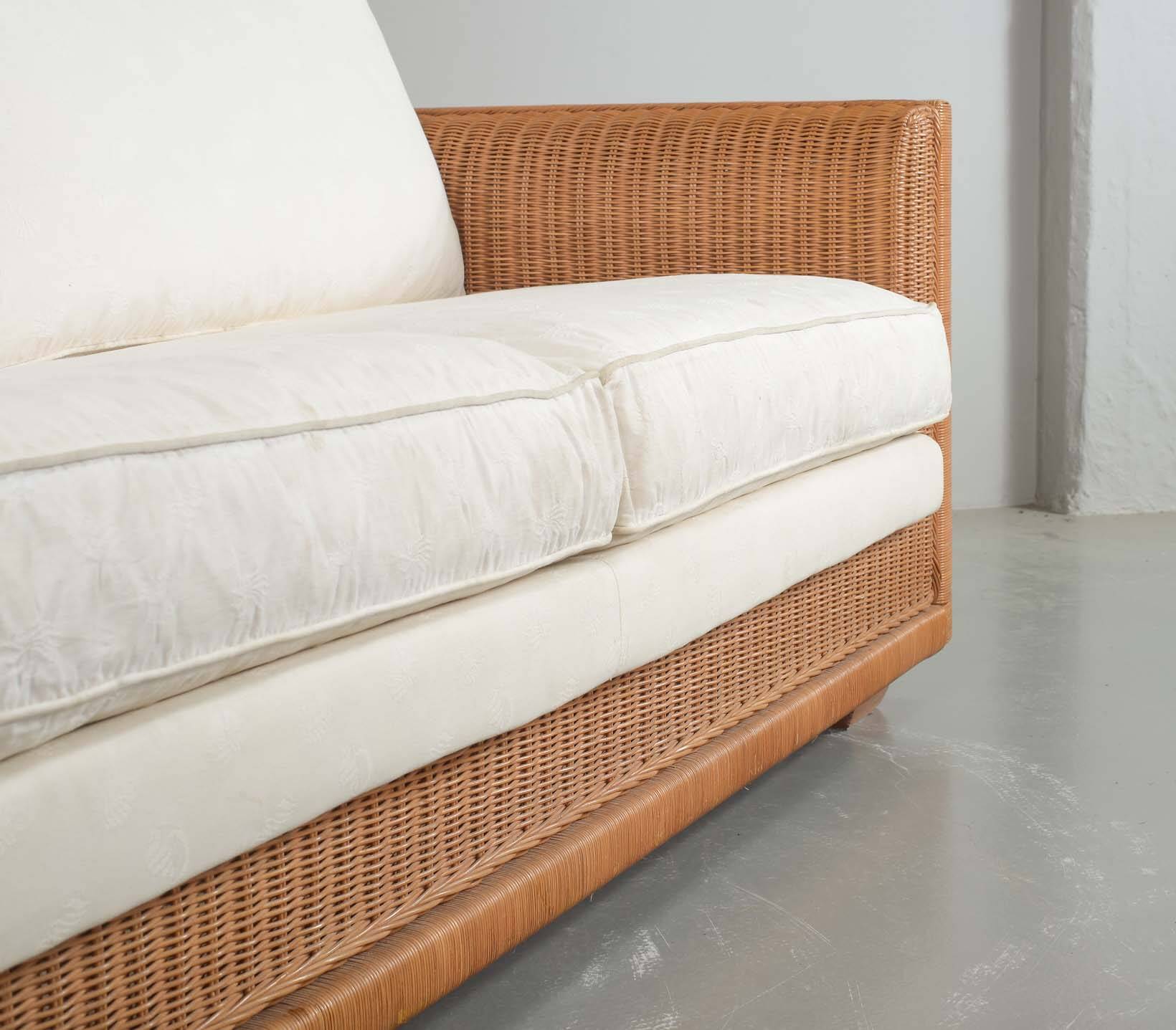 Luxurious Italian Gasparucci Reed White Lounge Greenhouse Sofa. Italy, 1980