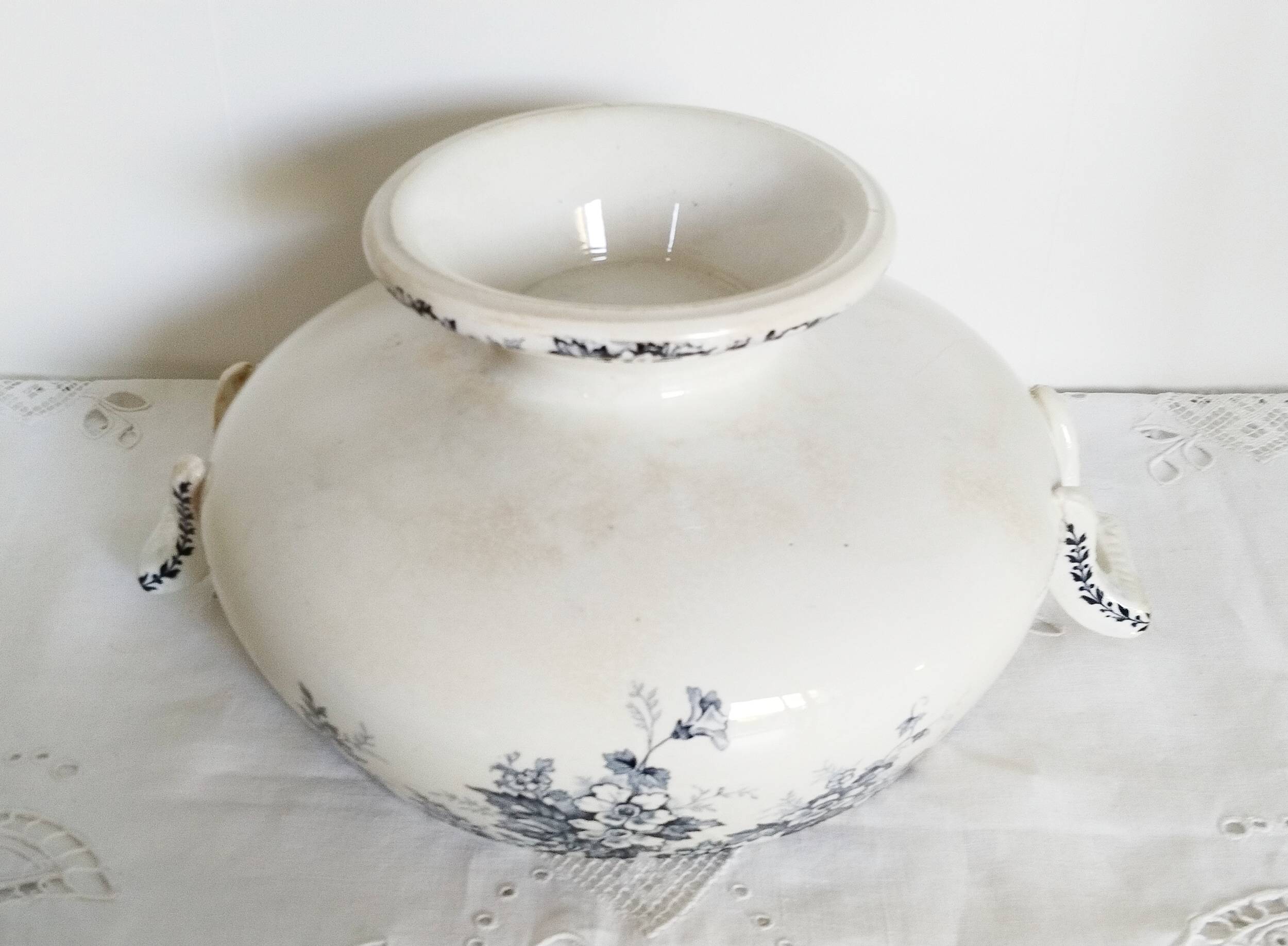 Antique Saint Amand earthenware salad bowl or soup tureen, Marie-Louise model