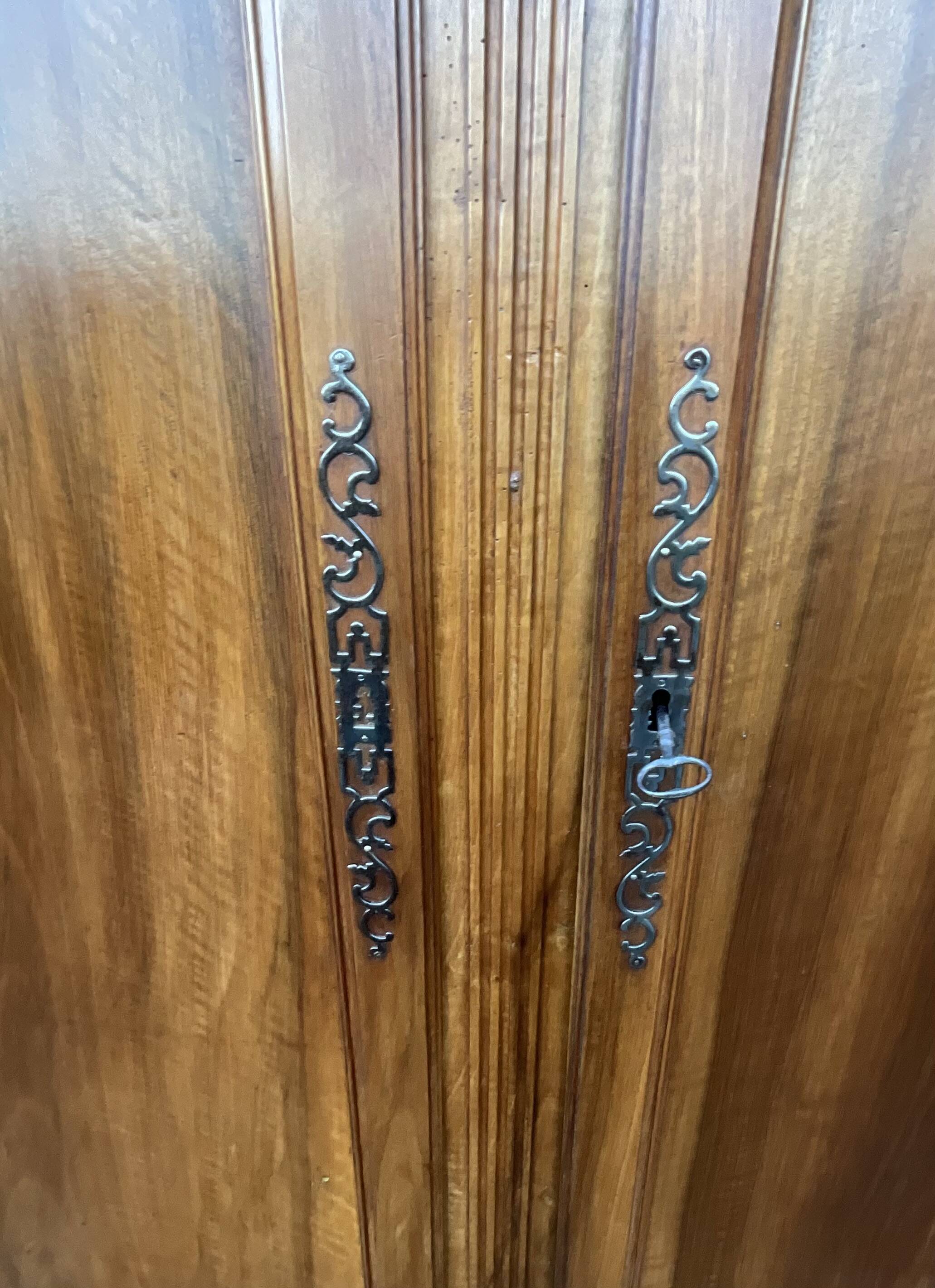 Armoire Louis XV En Noyer Massif, Fin XIXᵉ Siècle