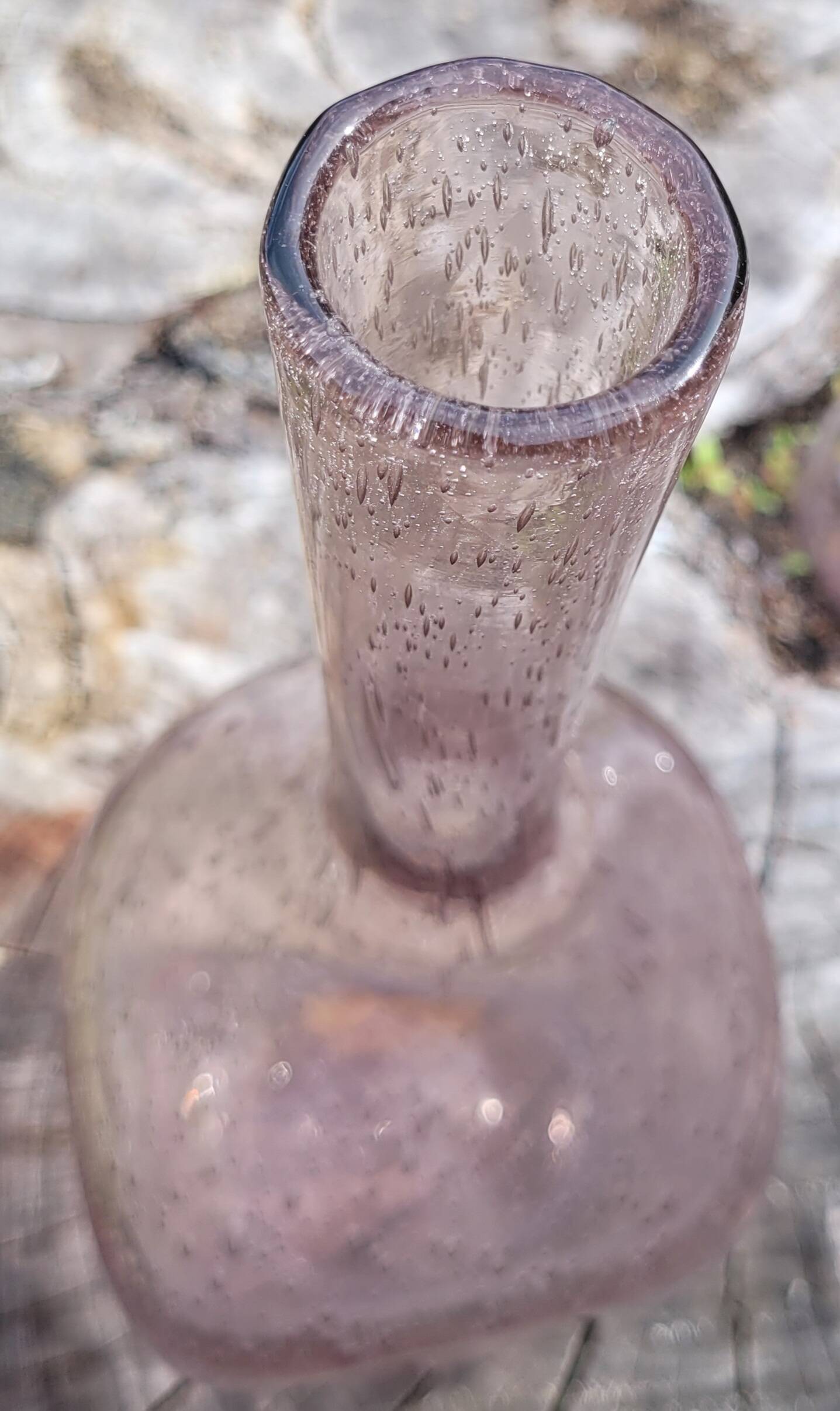 Bouteille en verre soufflé bullé, style verrerie Biot.