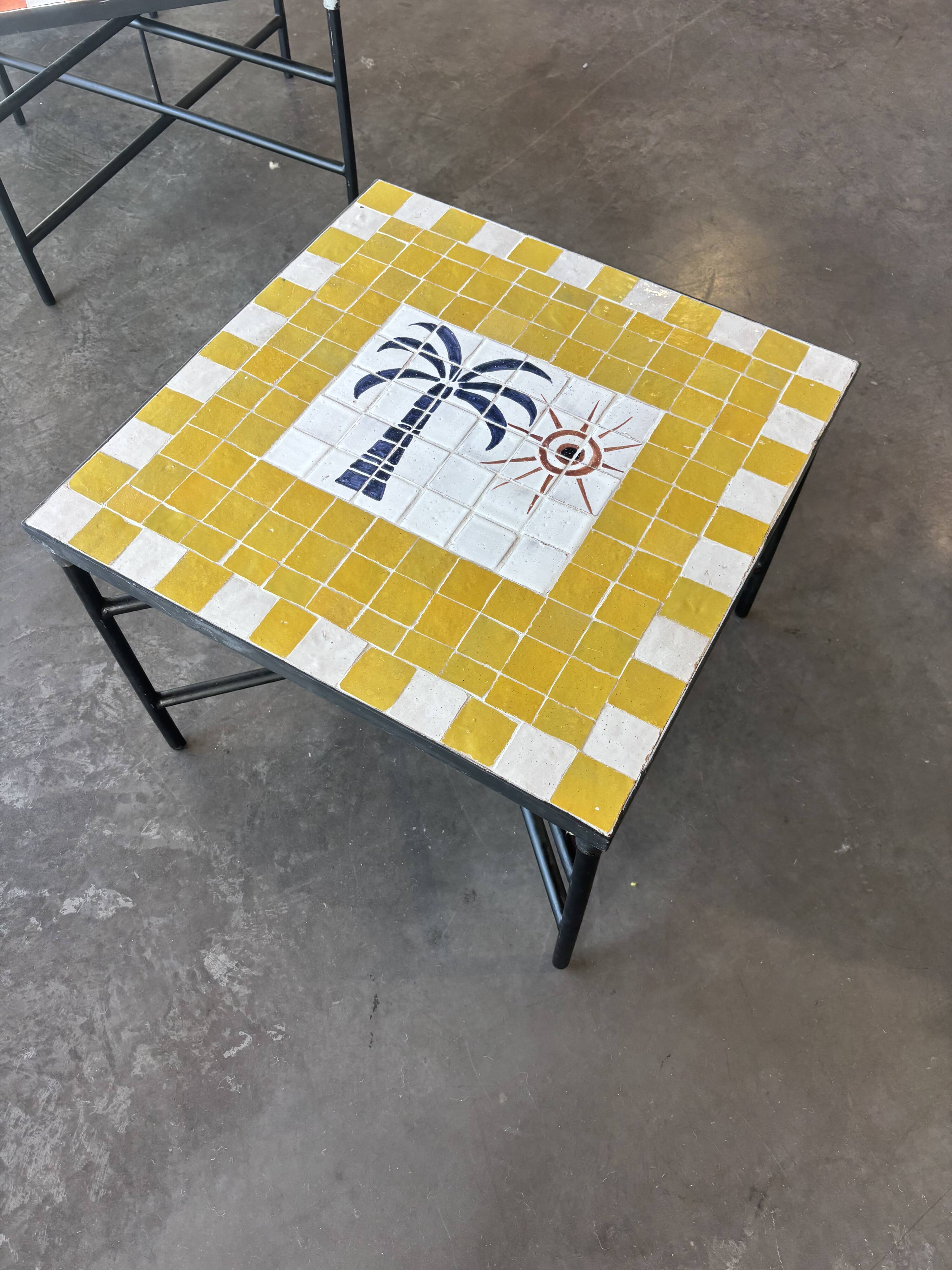 Table basse carrée en zellige jaune, décor palmier
