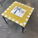 Table basse carrée en zellige jaune, décor palmier