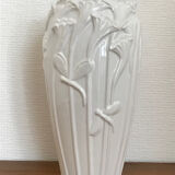 Vase blanc art nouveau avec fleurs et libellules