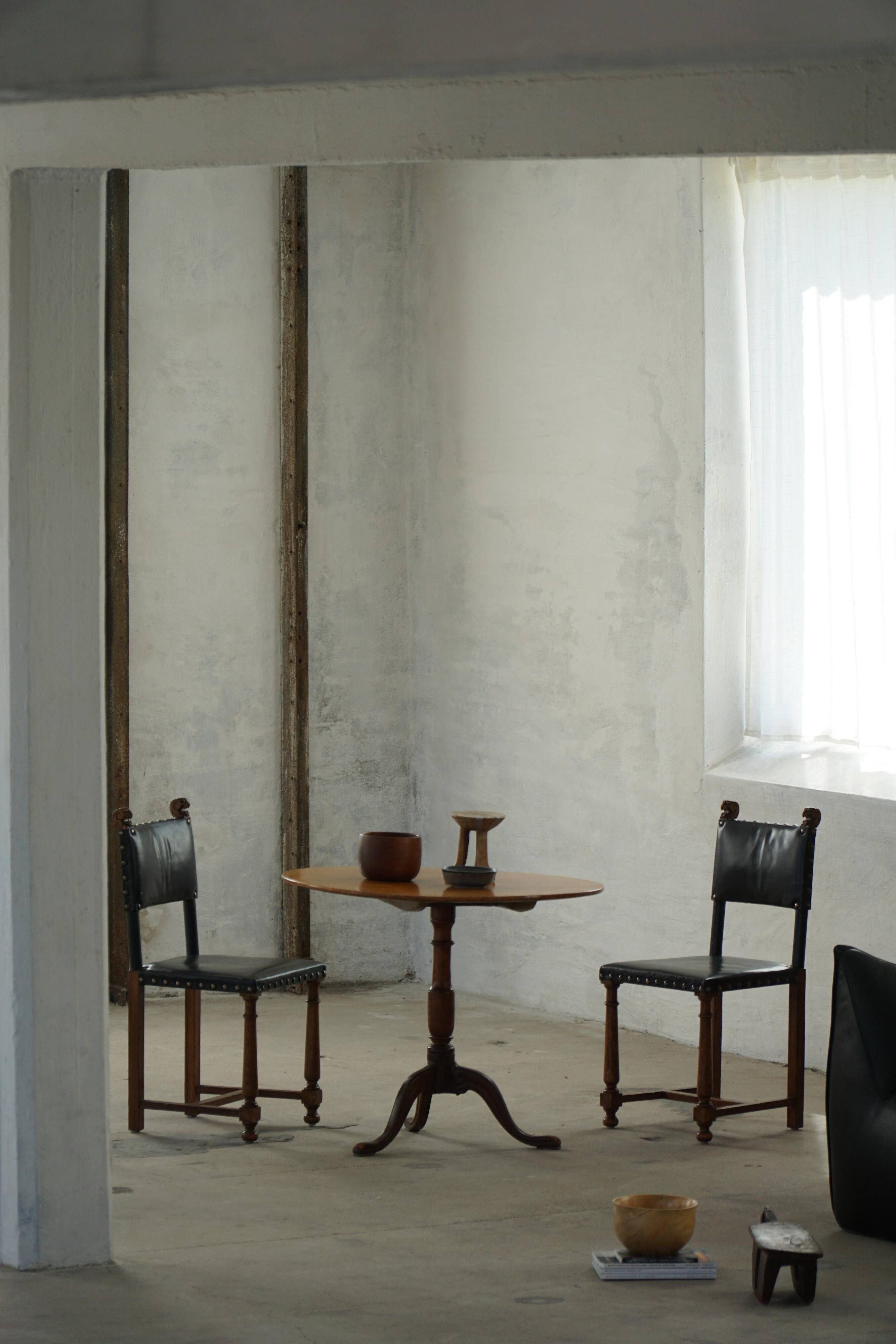 Début du 19e siècle, table d'appoint suédoise ancienne à plateau basculant en bois de ronce