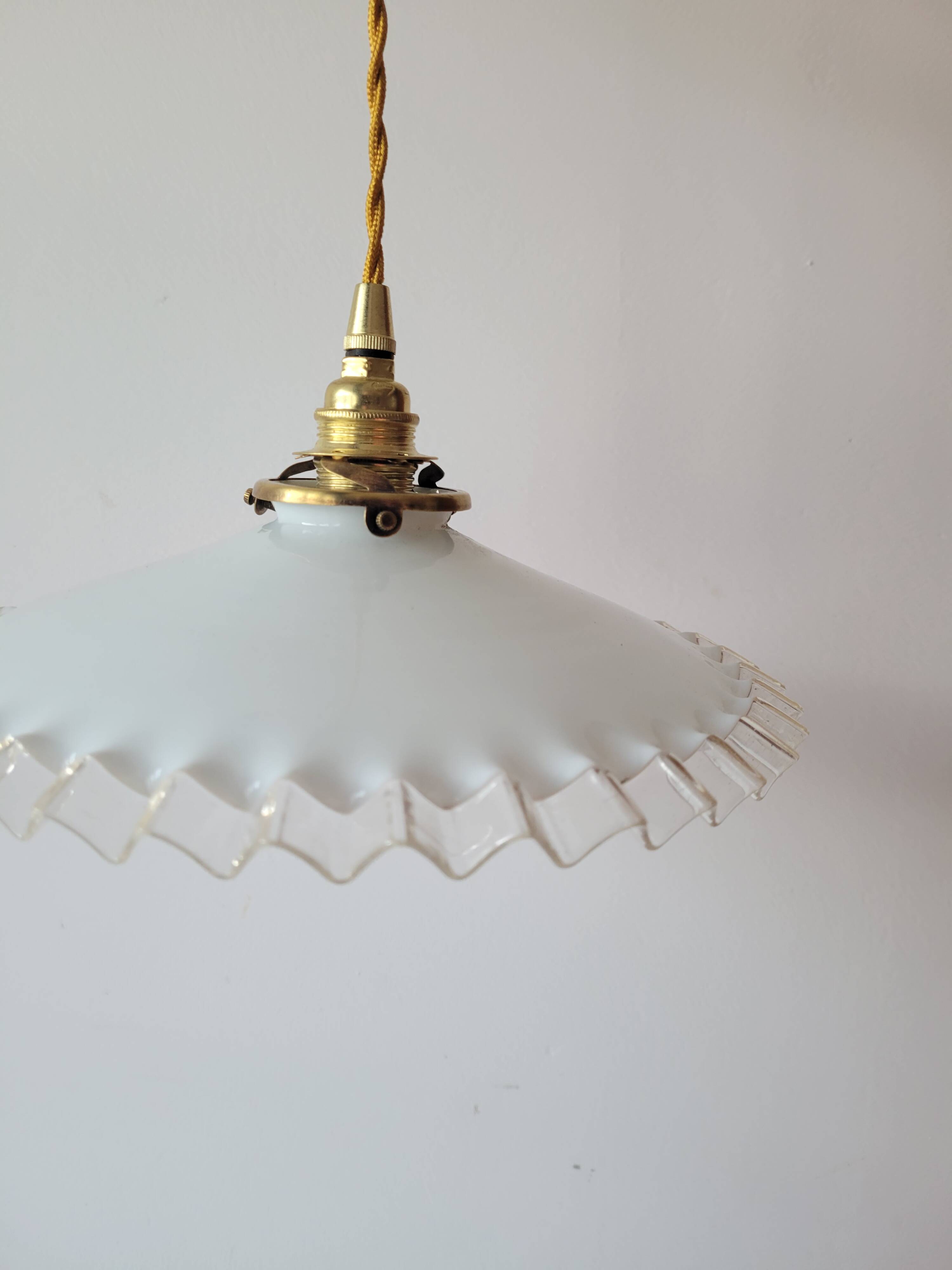 Suspension en opaline dentelée