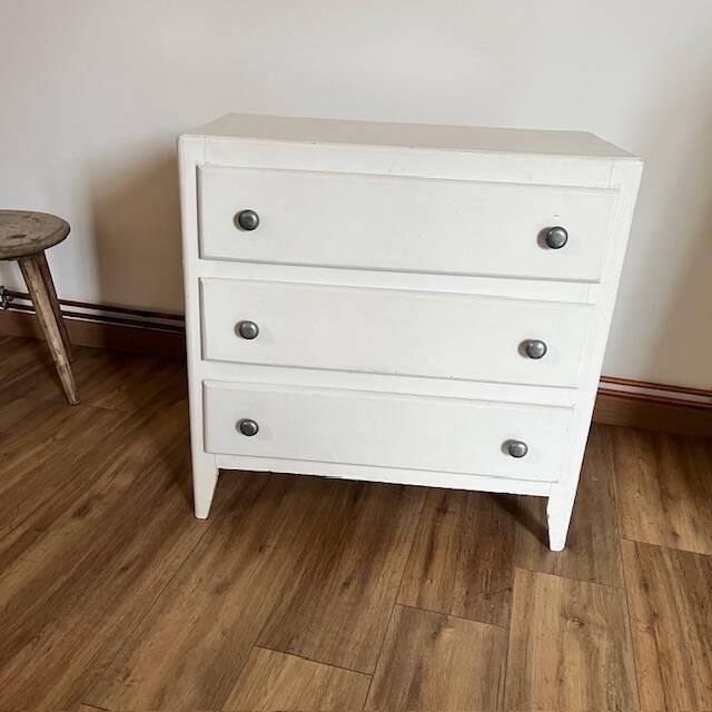 White chest of drawers