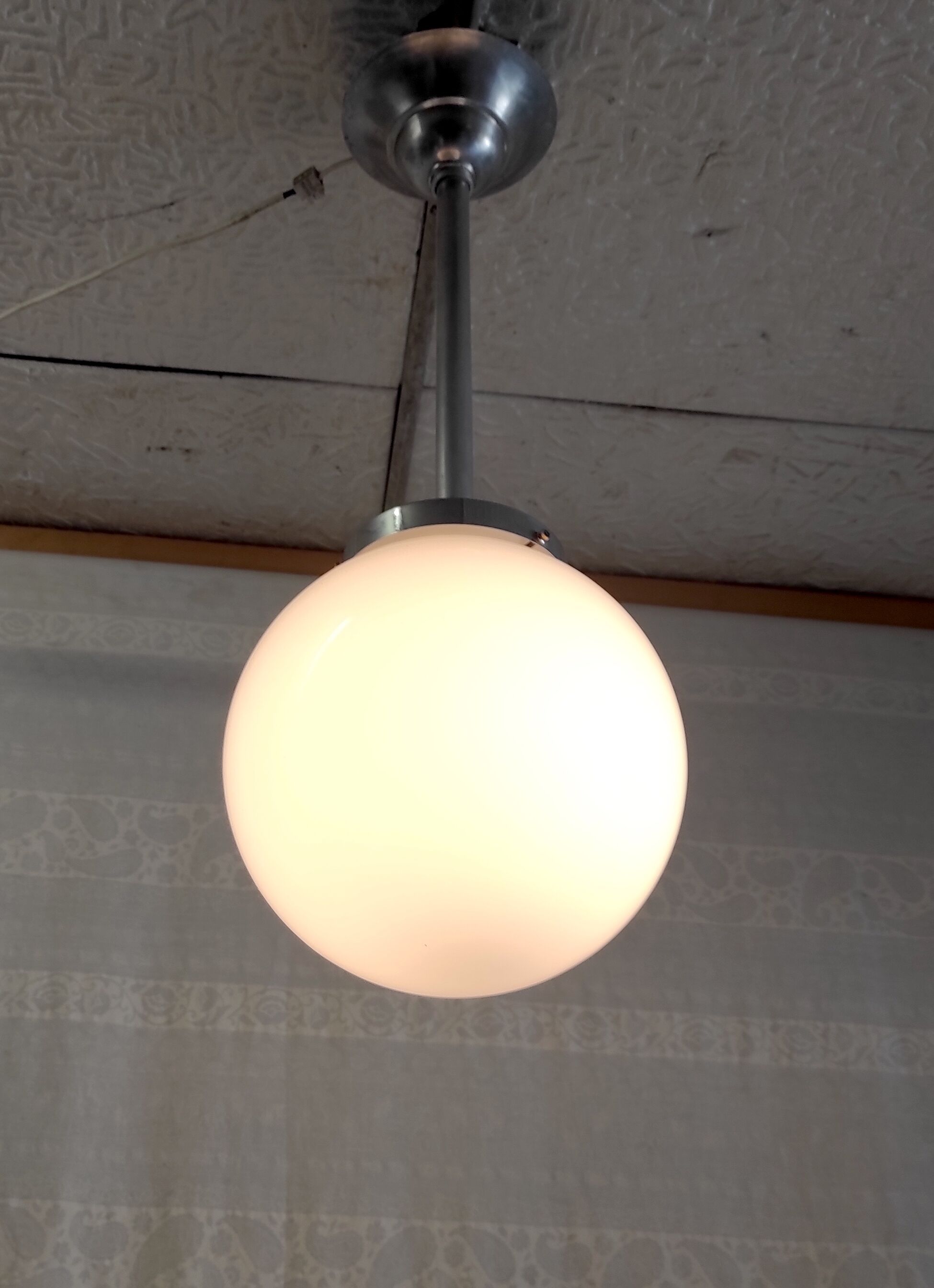 Suspension métal chromé et globe opaline blanc, années 50/60