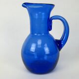 Pichet bleu en verre soufflé artisanal