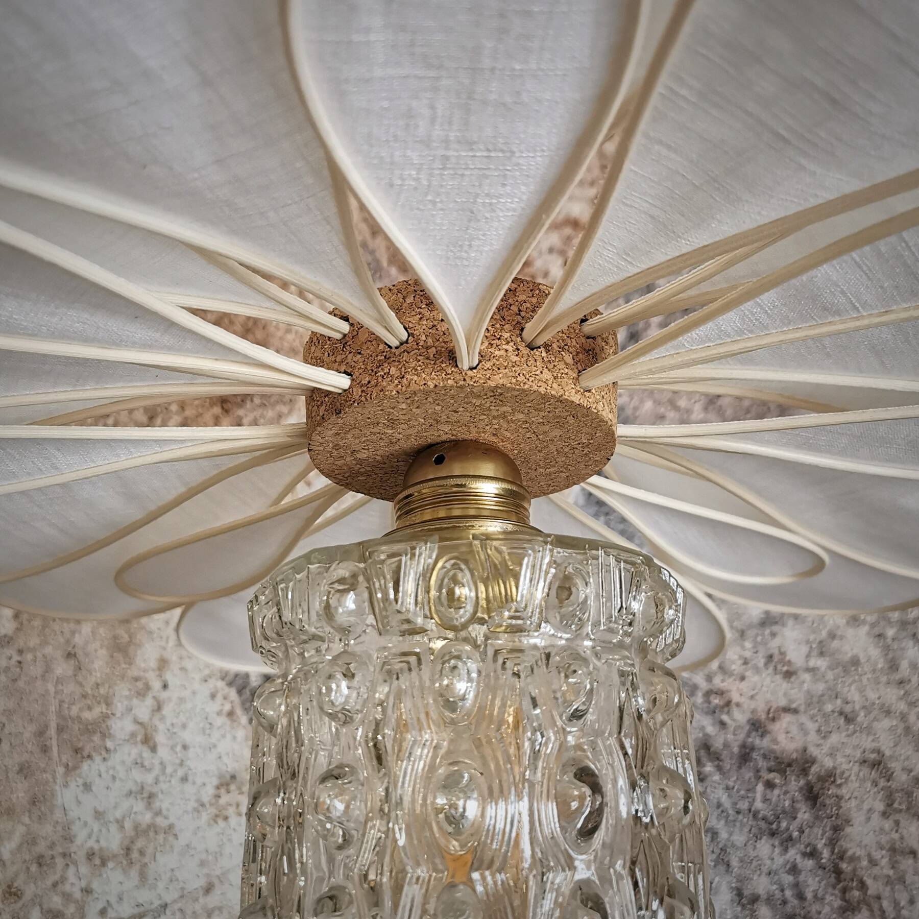 Suspension flower petals in rattan, white linen and vintage glass globe