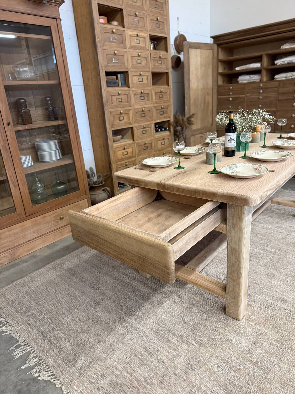Solid oak table with 2 drawers